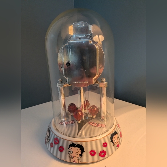 Betty Boop Glass Dome Clock - Picture 4 of 11